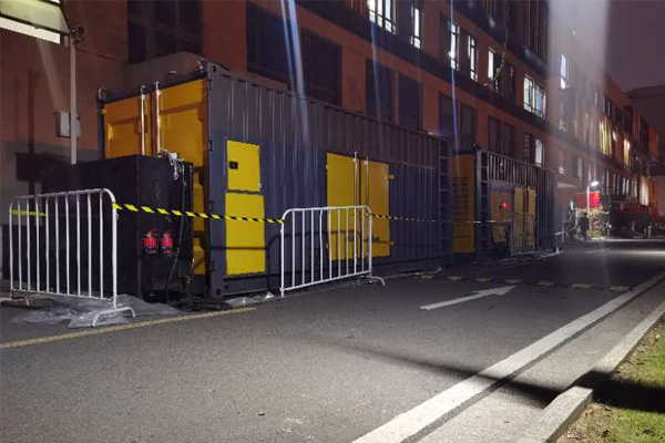 息烽柴油发电机组的输出电压是如何调节的？